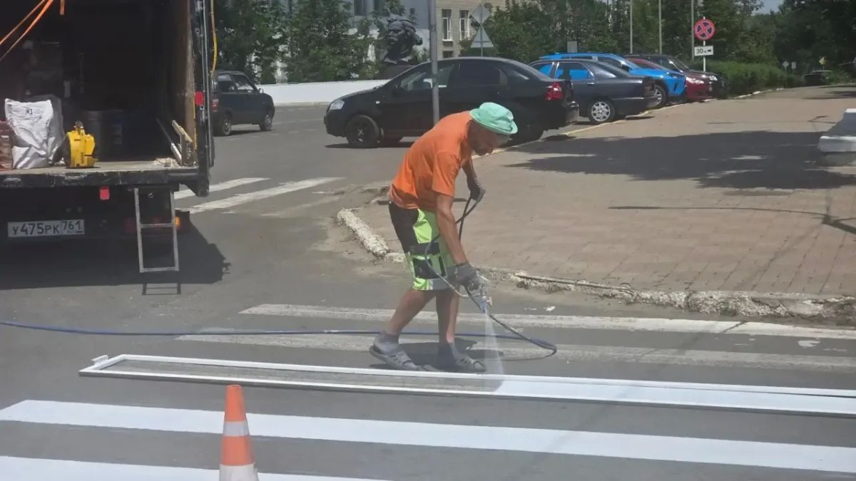 В рамках гарантийных обязательств подрядная организация приступила к обновлению дорожной разметки в городе Краснодон В рамках гарантийных обязательств подрядная организация приступила к обновлению дорожной разметки в городе Краснодон