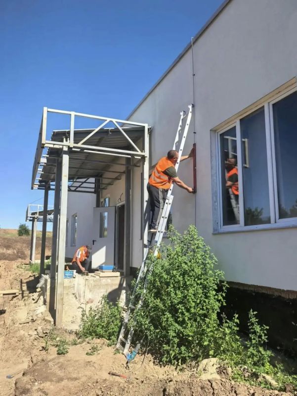 В здании патоморфологии Беловодской ЦРБ ведут монтаж системы заземления в траншеях и по фасаду здания В здании патоморфологии Беловодской ЦРБ ведут монтаж системы заземления в траншеях и по фасаду здания
