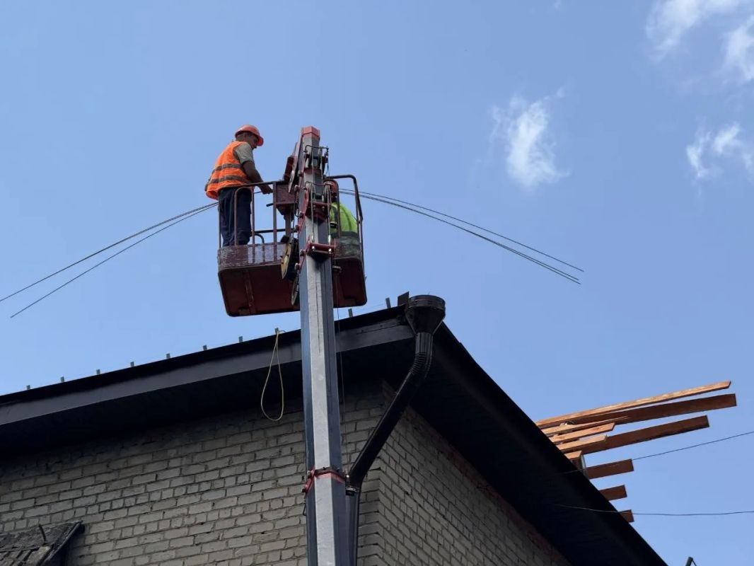 В Краснодонском муниципальном округе в рамках специального инфраструктурного проекта продолжаются работы по капитальному ремонту кровель В Краснодонском муниципальном округе в рамках специального инфраструктурного проекта продолжаются работы по капитальному ремонту кровель