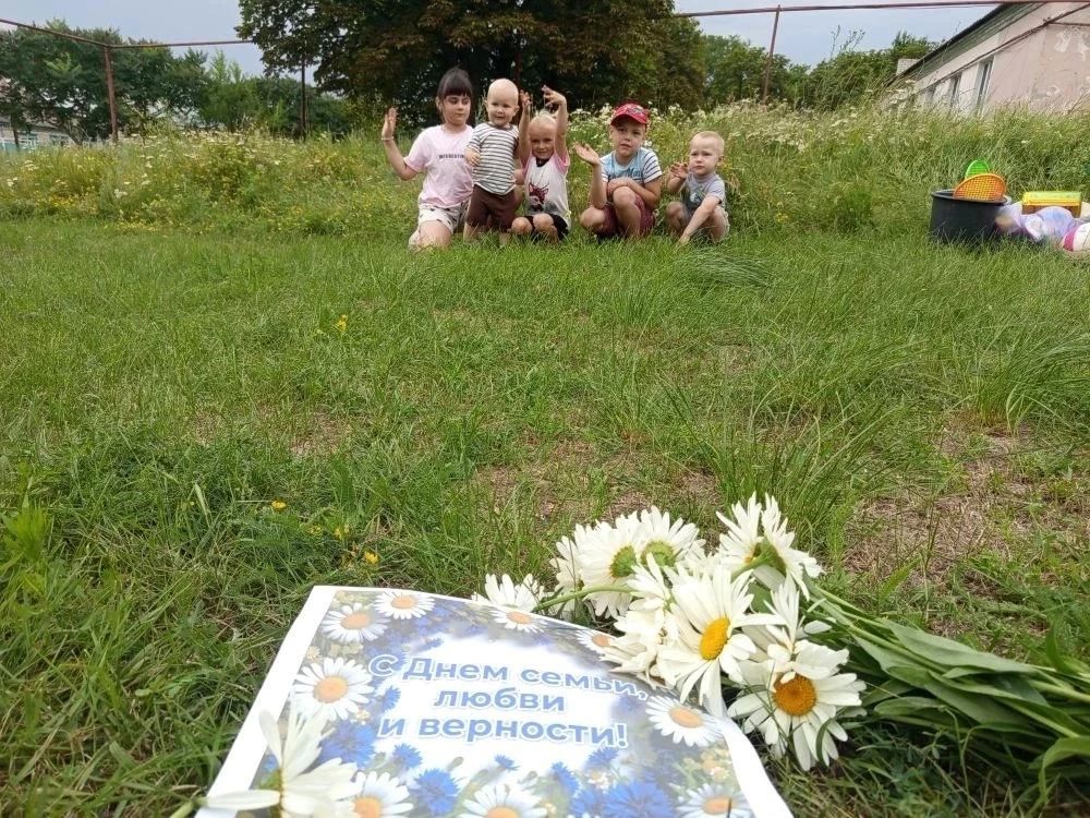 В День семьи, любви и верности специалисты отделения Троицкого района поздравили семьи с праздником В День семьи, любви и верности специалисты отделения Троицкого района поздравили семьи с праздником
