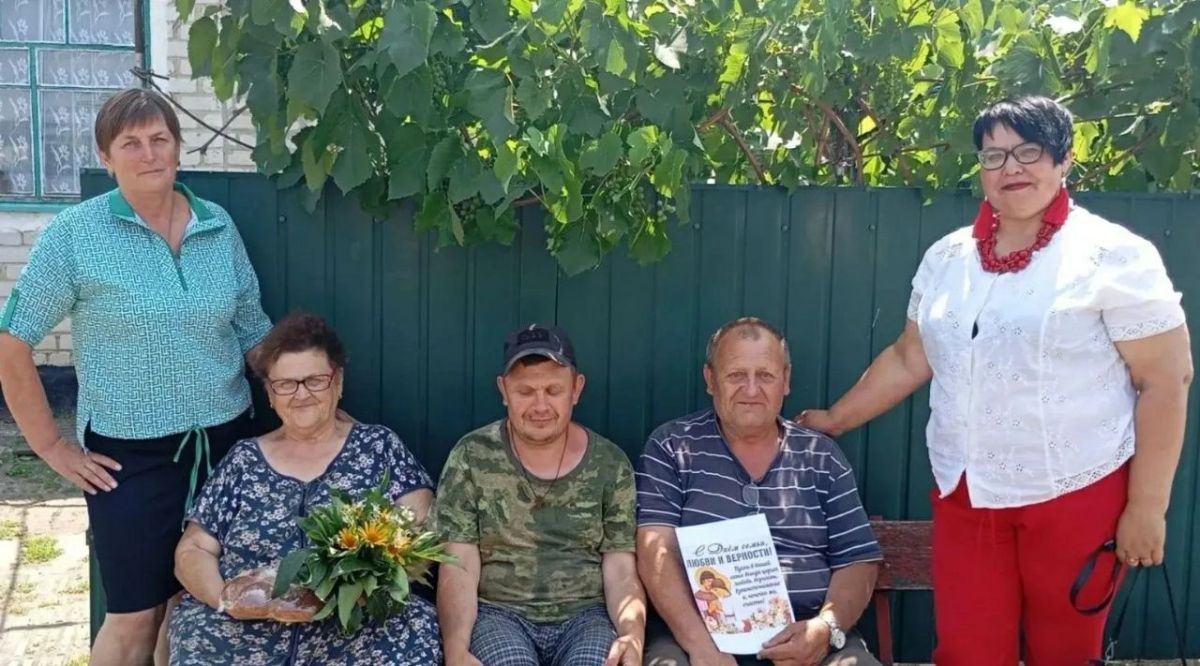 Праздник в каждый дом.. В День семьи, любви и верности стены десятков домов в селе Плугатарь стали теплее. Активисты первичного отделения №13 организовали адресные визиты с поздравлениями к тем, кто ежедневно проявляет... Праздник в каждый дом.. В День семьи, любви и верности стены десятков домов в селе Плугатарь стали теплее. Активисты первичного отделения №13 организовали адресные визиты с поздравлениями к тем, кто ежедневно проявляет...