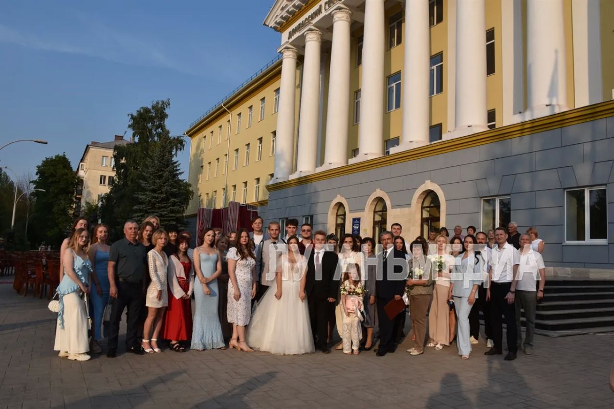 В Алчевске возле главного корпуса Донбасского государственного технического университета состоялась первая в истории вуза и республики церемония бракосочетания В Алчевске возле главного корпуса Донбасского государственного технического университета состоялась первая в истории вуза и республики церемония бракосочетания