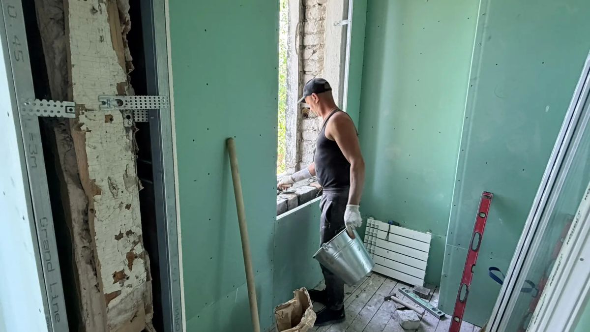 В рабочем порядке обследовал ход капитального ремонта на ключевых объектах города Молодогвардейска В рабочем порядке обследовал ход капитального ремонта на ключевых объектах города Молодогвардейска