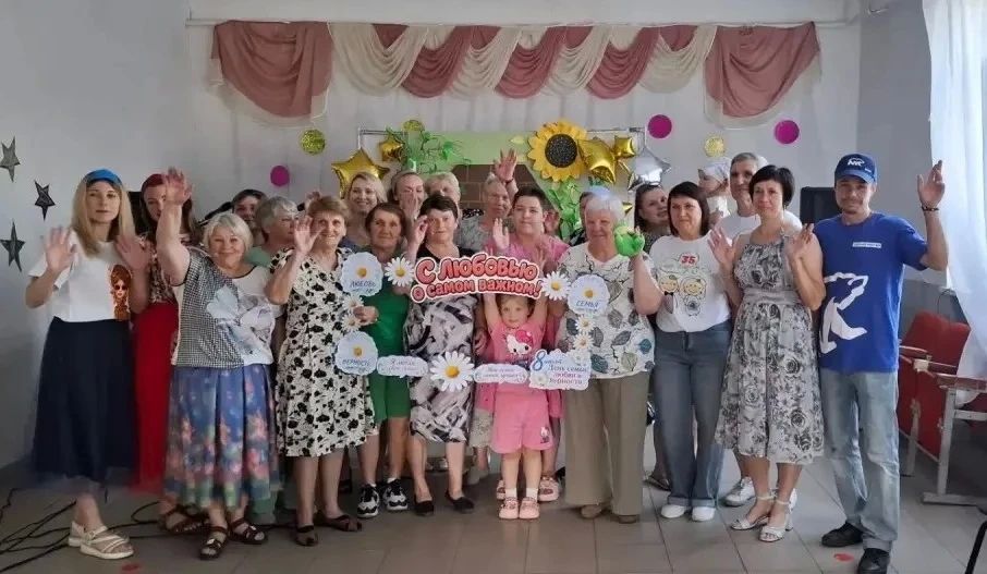 Семейные ценности — в сердце народа: партийцы поздравили семьи с Днём семьи, любви и верности Семейные ценности — в сердце народа: партийцы поздравили семьи с Днём семьи, любви и верности