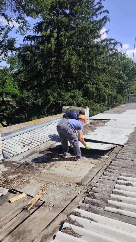 В Доме культуры посёлка Весёлая Тарасовка приводят в порядок крышу В Доме культуры посёлка Весёлая Тарасовка приводят в порядок крышу