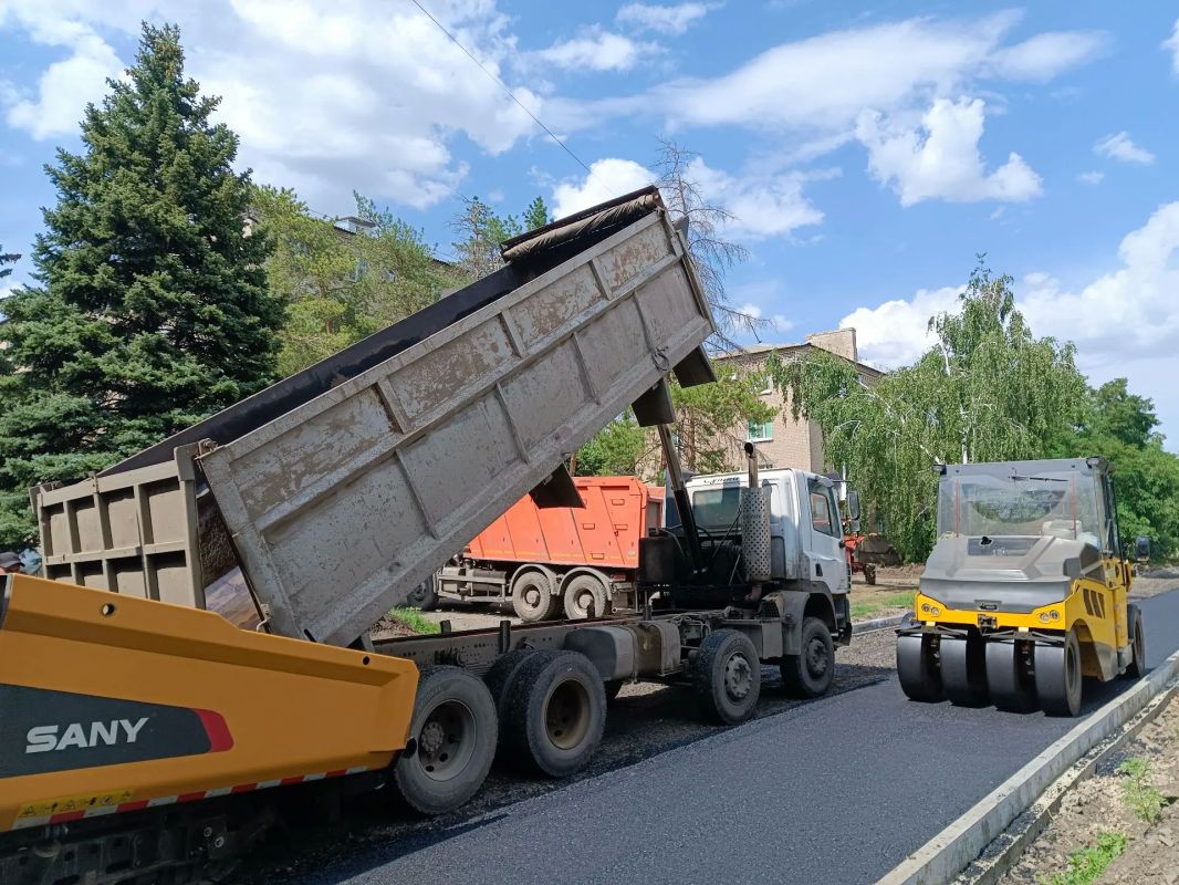 На улице Капанелли продолжается ремонт: началась укладка асфальта В Ровеньках продолжается ремонт дорожного покрытия На улице Капанелли продолжается ремонт: началась укладка асфальта В Ровеньках продолжается ремонт дорожного покрытия