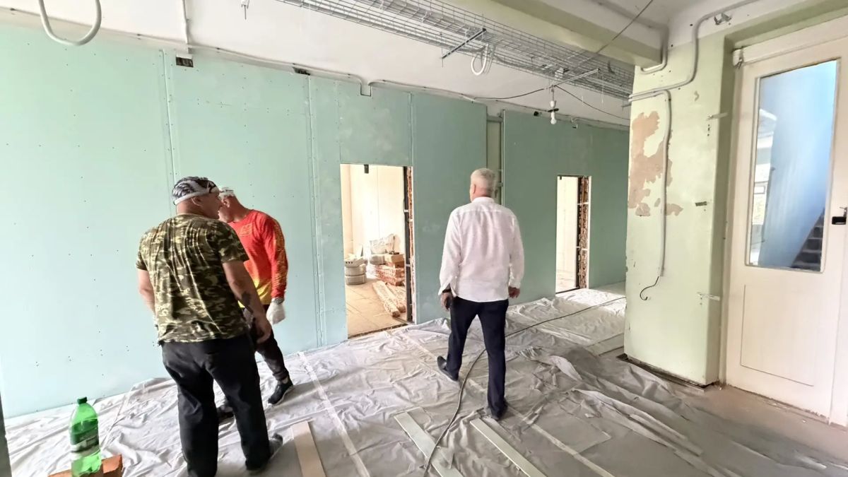 В рабочем порядке обследовал ход капитального ремонта на ключевых объектах города Молодогвардейска В рабочем порядке обследовал ход капитального ремонта на ключевых объектах города Молодогвардейска