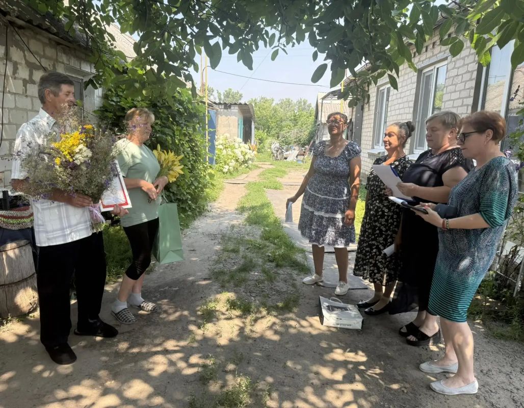 В День семьи, любви и верности в селе Епифановка Кременского МО состоялось трогательное и радостное событие: сельский клуб совместно с Администрацией села поздравили супружескую пару с золотой свадьбой — 50 лет совместной... В День семьи, любви и верности в селе Епифановка Кременского МО состоялось трогательное и радостное событие: сельский клуб совместно с Администрацией села поздравили супружескую пару с золотой свадьбой — 50 лет совместной...