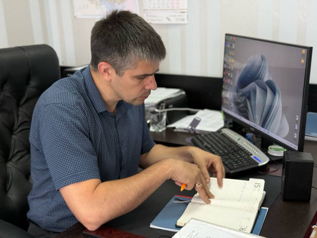 Министр спорта ЛНР провел встречу с участниками проекта «ПолитЗавод» Министр спорта ЛНР провел встречу с участниками проекта «ПолитЗавод»