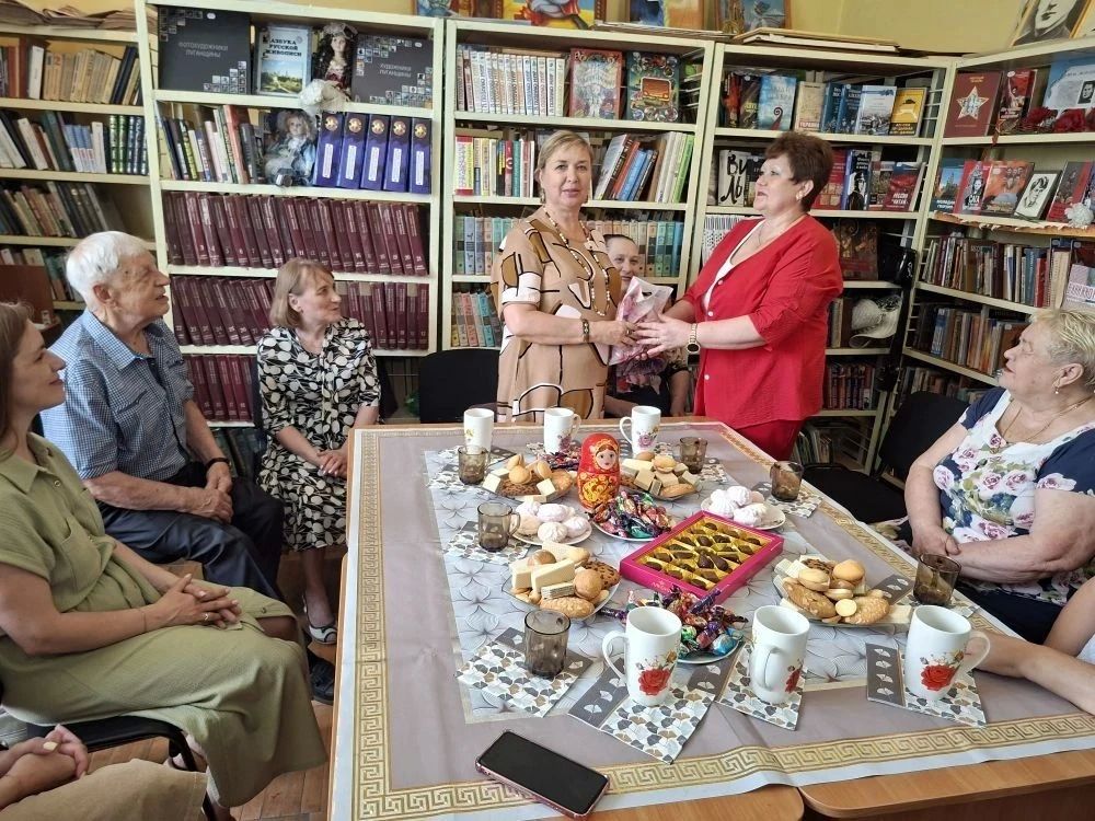 9 июля в Молодогвардейской городской библиотеке состоялся Вечер трудовых династий «Счастье в труде», организованный советом женщин Краснодонского муниципального округа Луганского регионального отделения Общероссийской... 9 июля в Молодогвардейской городской библиотеке состоялся Вечер трудовых династий «Счастье в труде», организованный советом женщин Краснодонского муниципального округа Луганского регионального отделения Общероссийской...