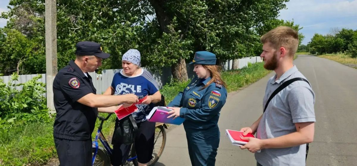 10 июля в пгт. Софиевский сотрудники Администрации совместно со старшим инспектором ОНД и ПР по городу Красный Луч УНД и ПР ГУ МЧС России по ЛНР и старшим инспектором оперативного направления ОМВД России «Краснолучский» ... 10 июля в пгт. Софиевский сотрудники Администрации совместно со старшим инспектором ОНД и ПР по городу Красный Луч УНД и ПР ГУ МЧС России по ЛНР и старшим инспектором оперативного направления ОМВД России «Краснолучский» ...