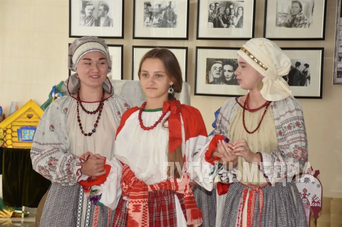 В Краснодоне открылась персональная выставка двух мастериц народного творчества В Краснодоне открылась персональная выставка двух мастериц народного творчества