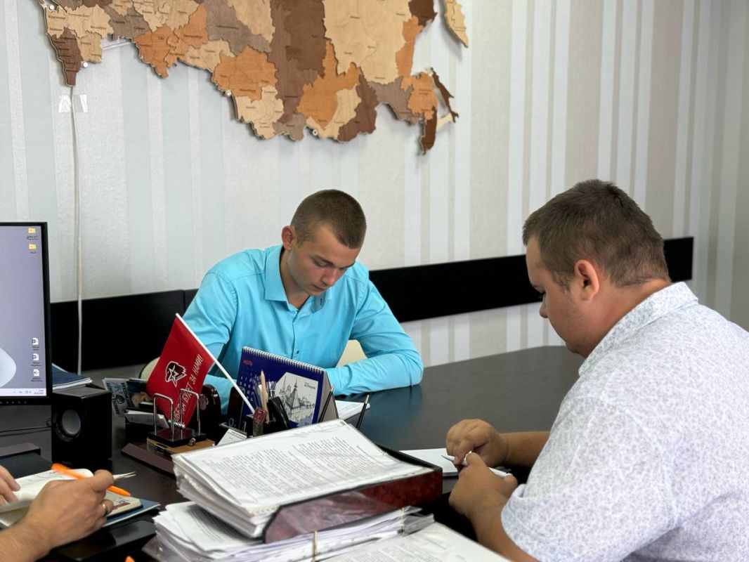 Министр спорта ЛНР провел встречу с участниками проекта «ПолитЗавод» Министр спорта ЛНР провел встречу с участниками проекта «ПолитЗавод»