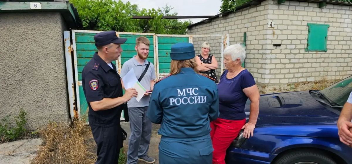 10 июля в пгт. Софиевский сотрудники Администрации совместно со старшим инспектором ОНД и ПР по городу Красный Луч УНД и ПР ГУ МЧС России по ЛНР и старшим инспектором оперативного направления ОМВД России «Краснолучский» ... 10 июля в пгт. Софиевский сотрудники Администрации совместно со старшим инспектором ОНД и ПР по городу Красный Луч УНД и ПР ГУ МЧС России по ЛНР и старшим инспектором оперативного направления ОМВД России «Краснолучский» ...