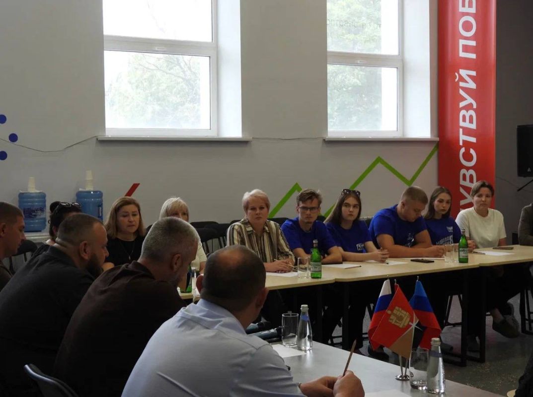 Максим Величко: На площадке Алчевского молодежного центра состоялась встреча с жителями города, в которой принял участие совместно с председателем Социального комитета Народного Совета ЛНР Иваном Санаевым Максим Величко: На площадке Алчевского молодежного центра состоялась встреча с жителями города, в которой принял участие совместно с председателем Социального комитета Народного Совета ЛНР Иваном Санаевым