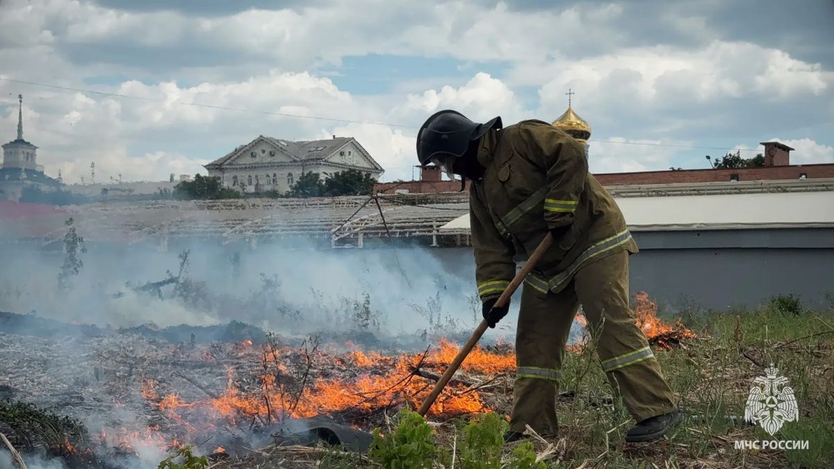 В 14:01 пожар в центре Луганска был полностью ликвидирован В 14:01 пожар в центре Луганска был полностью ликвидирован