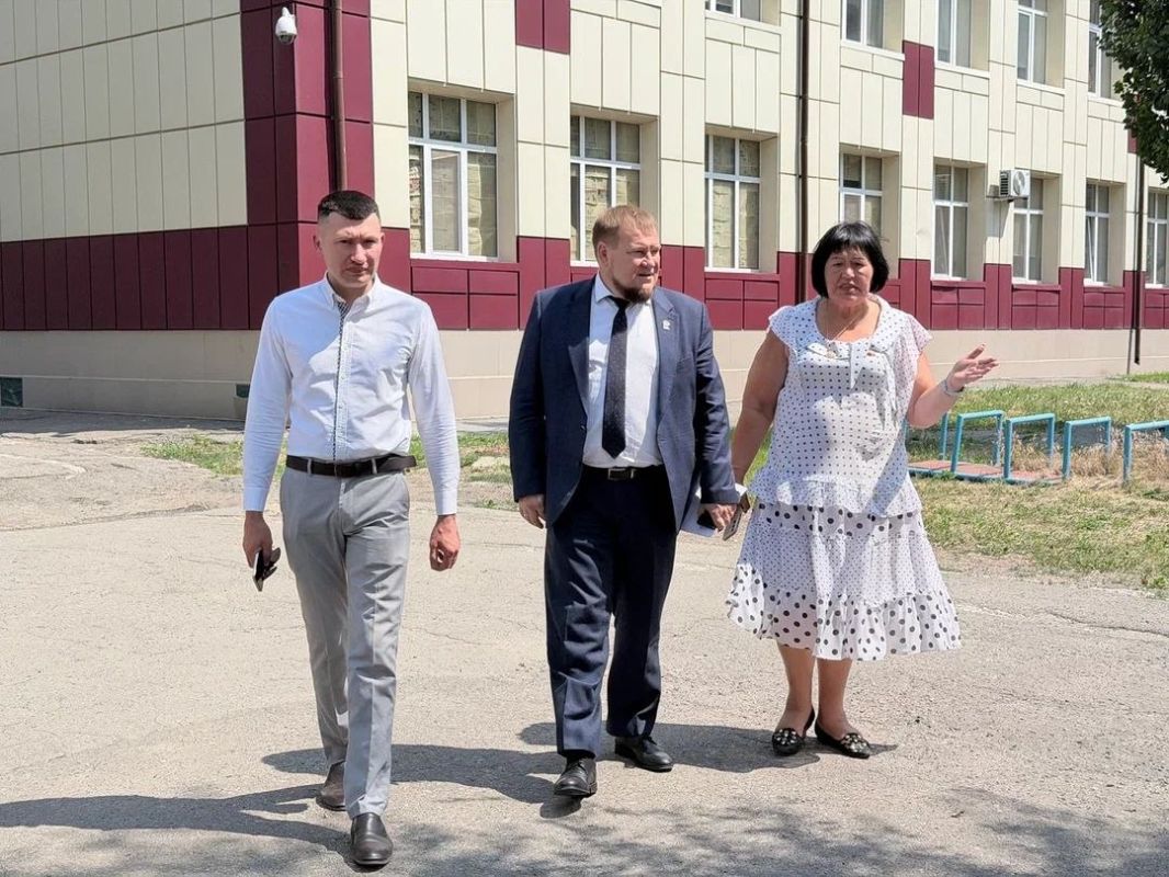 Денис Колесников: На одном из приемов в Луганском региональном отделении партии Единая Россия родители учеников 30 школы нашего города обратились с просьбой ремонта учебного заведения Денис Колесников: На одном из приемов в Луганском региональном отделении партии Единая Россия родители учеников 30 школы нашего города обратились с просьбой ремонта учебного заведения