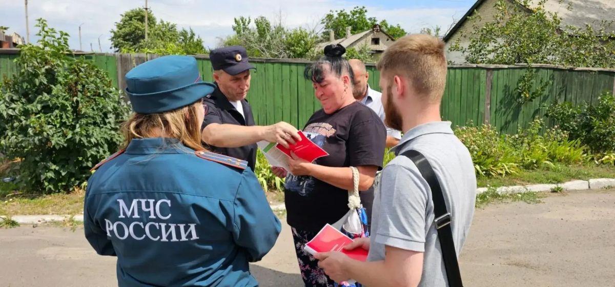 10 июля в пгт. Софиевский сотрудники Администрации совместно со старшим инспектором ОНД и ПР по городу Красный Луч УНД и ПР ГУ МЧС России по ЛНР и старшим инспектором оперативного направления ОМВД России «Краснолучский» ... 10 июля в пгт. Софиевский сотрудники Администрации совместно со старшим инспектором ОНД и ПР по городу Красный Луч УНД и ПР ГУ МЧС России по ЛНР и старшим инспектором оперативного направления ОМВД России «Краснолучский» ...