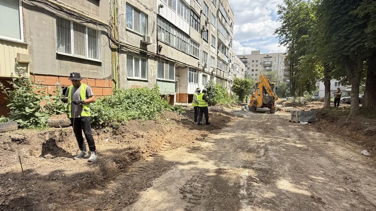Выехал на квартал Лютикова, дом 33, чтобы ознакомиться с ходом ремонта внутридворовой дороги и оценить этапы работ, которые ведутся в рамках специального инфраструктурного проекта шефом-регионом Тюменской областью Выехал на квартал Лютикова, дом 33, чтобы ознакомиться с ходом ремонта внутридворовой дороги и оценить этапы работ, которые ведутся в рамках специального инфраструктурного проекта шефом-регионом Тюменской областью