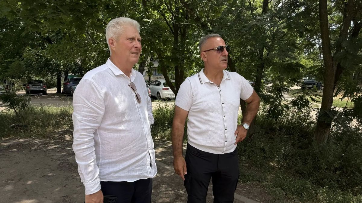 Выехал на квартал Лютикова, дом 33, чтобы ознакомиться с ходом ремонта внутридворовой дороги и оценить этапы работ, которые ведутся в рамках специального инфраструктурного проекта шефом-регионом Тюменской областью Выехал на квартал Лютикова, дом 33, чтобы ознакомиться с ходом ремонта внутридворовой дороги и оценить этапы работ, которые ведутся в рамках специального инфраструктурного проекта шефом-регионом Тюменской областью