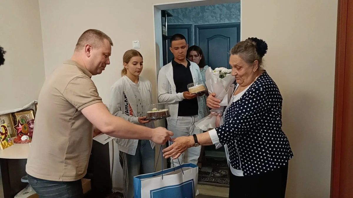 В Ровеньках поздравили с днем рождения Наталью Алексеевну Брагину Сегодня свой день рождения отмечает жительница города Ровеньки Наталья Алексеевна Брагина. В этот знаменательный день именинницу навестили почетные гости:... В Ровеньках поздравили с днем рождения Наталью Алексеевну Брагину Сегодня свой день рождения отмечает жительница города Ровеньки Наталья Алексеевна Брагина. В этот знаменательный день именинницу навестили почетные гости:...