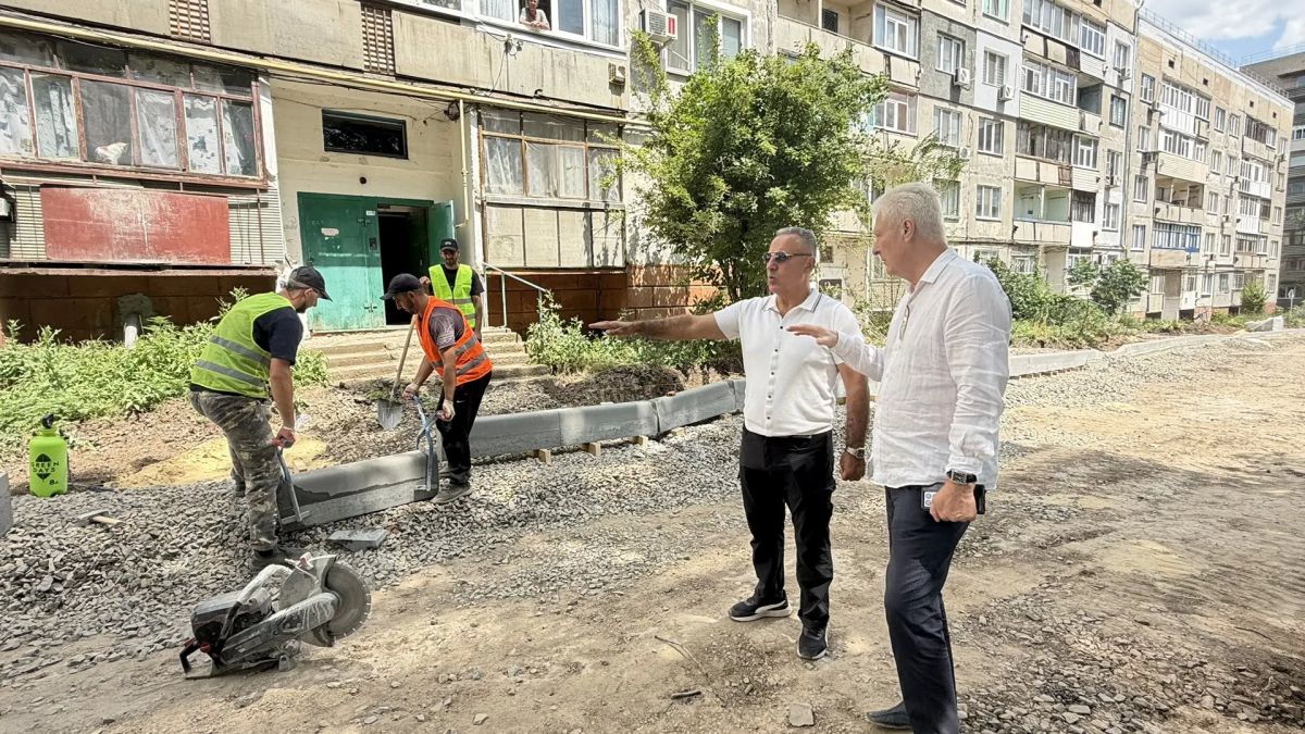 Выехал на квартал Лютикова, дом 33, чтобы ознакомиться с ходом ремонта внутридворовой дороги и оценить этапы работ, которые ведутся в рамках специального инфраструктурного проекта шефом-регионом Тюменской областью Выехал на квартал Лютикова, дом 33, чтобы ознакомиться с ходом ремонта внутридворовой дороги и оценить этапы работ, которые ведутся в рамках специального инфраструктурного проекта шефом-регионом Тюменской областью