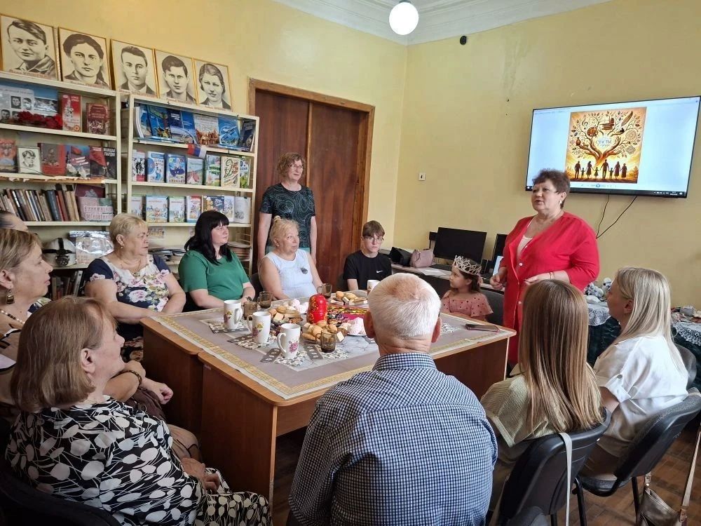9 июля в Молодогвардейской городской библиотеке состоялся Вечер трудовых династий «Счастье в труде», организованный советом женщин Краснодонского муниципального округа Луганского регионального отделения Общероссийской... 9 июля в Молодогвардейской городской библиотеке состоялся Вечер трудовых династий «Счастье в труде», организованный советом женщин Краснодонского муниципального округа Луганского регионального отделения Общероссийской...