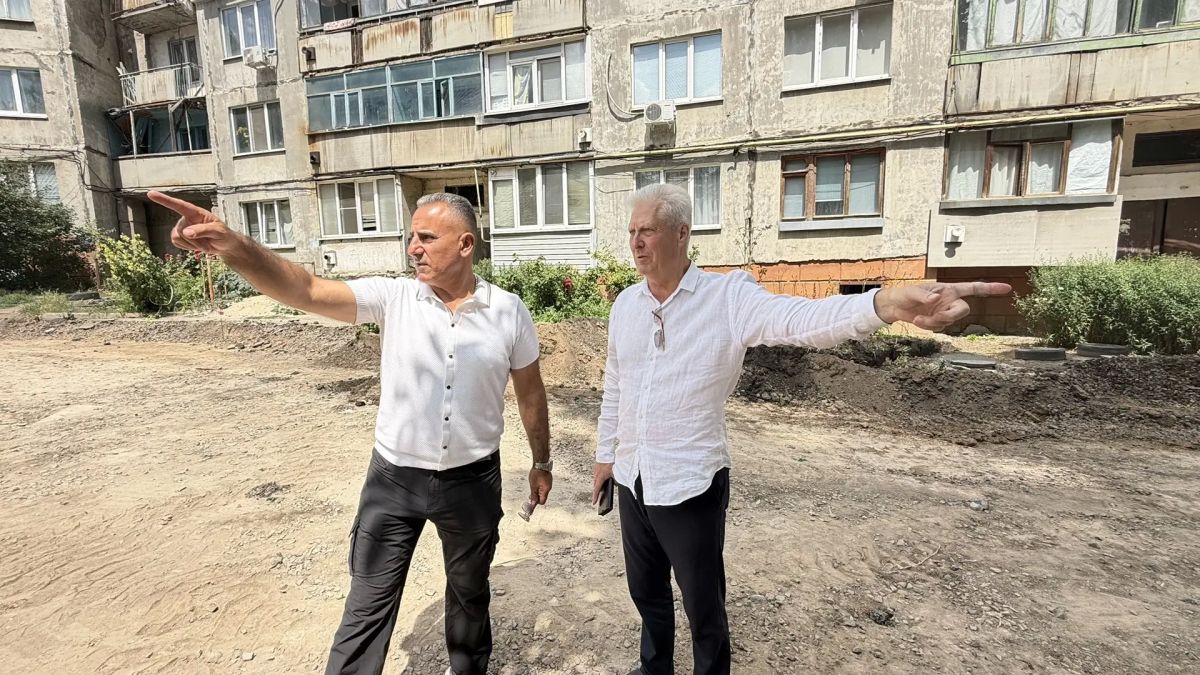Выехал на квартал Лютикова, дом 33, чтобы ознакомиться с ходом ремонта внутридворовой дороги и оценить этапы работ, которые ведутся в рамках специального инфраструктурного проекта шефом-регионом Тюменской областью Выехал на квартал Лютикова, дом 33, чтобы ознакомиться с ходом ремонта внутридворовой дороги и оценить этапы работ, которые ведутся в рамках специального инфраструктурного проекта шефом-регионом Тюменской областью