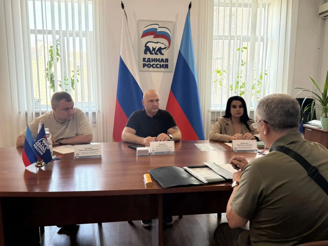В Региональной общественной приёмной председателя партии «Единая Россия» Д.А. Медведева в ЛНР председатель Комитета по обороне Народного Совета ЛНР Ян Лещенко провёл личный приём граждан В Региональной общественной приёмной председателя партии «Единая Россия» Д.А. Медведева в ЛНР председатель Комитета по обороне Народного Совета ЛНР Ян Лещенко провёл личный приём граждан