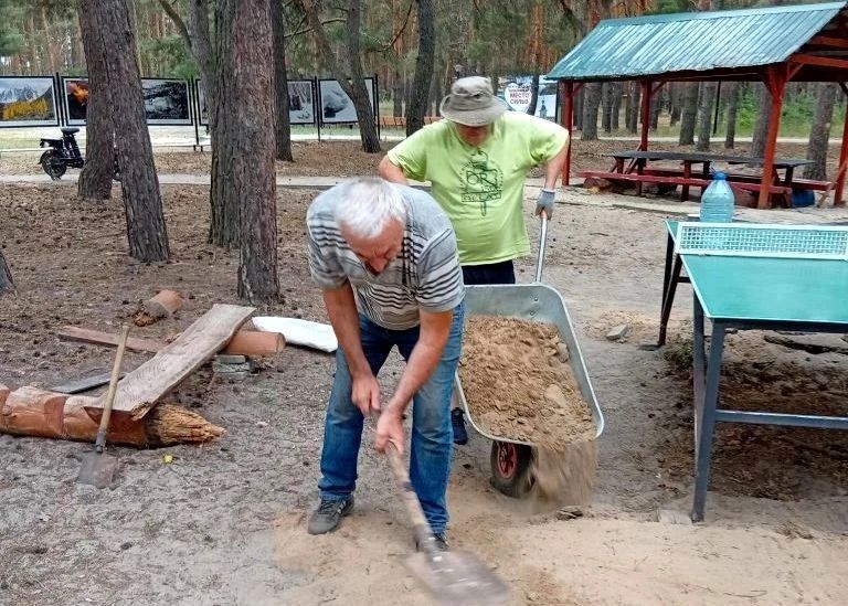 «Добрые дела» муниципальных депутатов: в парке «Дружба» постелили искусственное покрытие «Добрые дела» муниципальных депутатов: в парке «Дружба» постелили искусственное покрытие