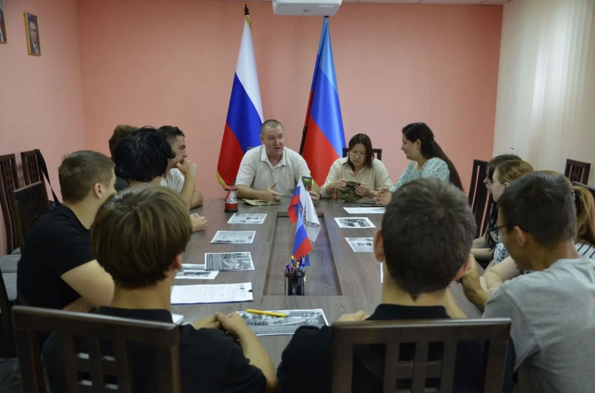 В молодежном пространстве «Наш центр» Лутугинского района прошла встреча в рамках Всероссийского проекта «Диалоги с Героями» В молодежном пространстве «Наш центр» Лутугинского района прошла встреча в рамках Всероссийского проекта «Диалоги с Героями»