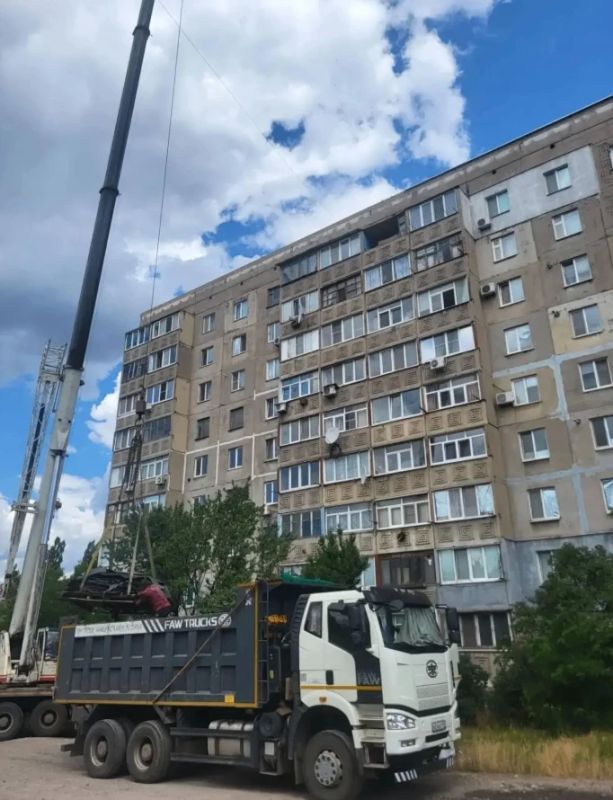Специалисты региона-шефа ремонтируют кровлю жилого дома в Перевальске Специалисты региона-шефа ремонтируют кровлю жилого дома в Перевальске