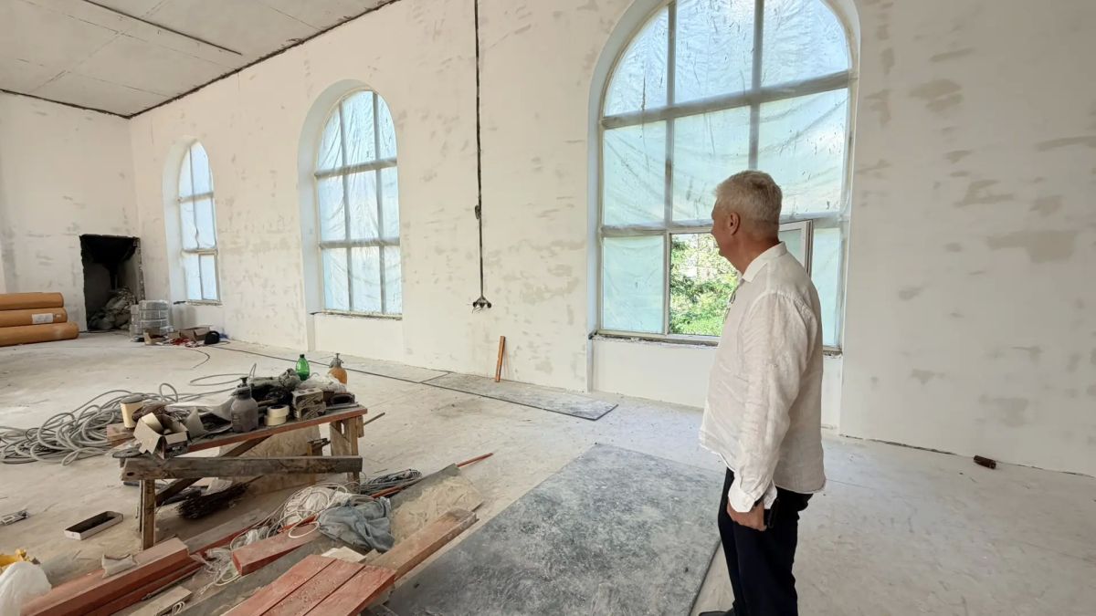 Проверил ход ремонтных работ в ДК «Юность» города Молодогвардейска. Для меня принципиально важно лично видеть каждый этап работ, общаться с подрядчиками и мастерами, понимать реальные сроки сдачи объектов