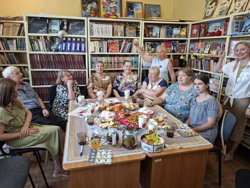9 июля в Молодогвардейской городской библиотеке состоялся Вечер трудовых династий «Счастье в труде», организованный советом женщин Краснодонского муниципального округа Луганского регионального отделения Общероссийской... 9 июля в Молодогвардейской городской библиотеке состоялся Вечер трудовых династий «Счастье в труде», организованный советом женщин Краснодонского муниципального округа Луганского регионального отделения Общероссийской...