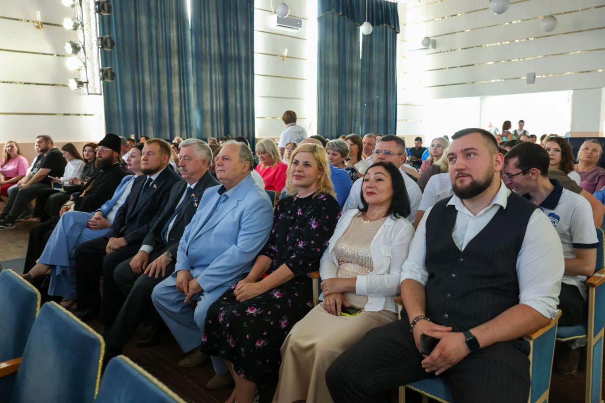 Денис Колесников принял участие в торжественной церемонии вручения дипломов в университете имени Даля Денис Колесников принял участие в торжественной церемонии вручения дипломов в университете имени Даля
