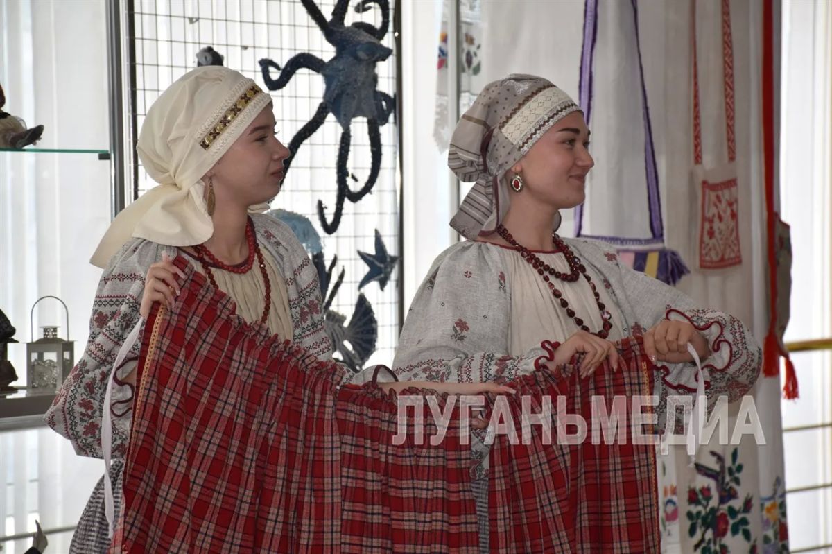 В Краснодоне открылась персональная выставка двух мастериц народного творчества В Краснодоне открылась персональная выставка двух мастериц народного творчества