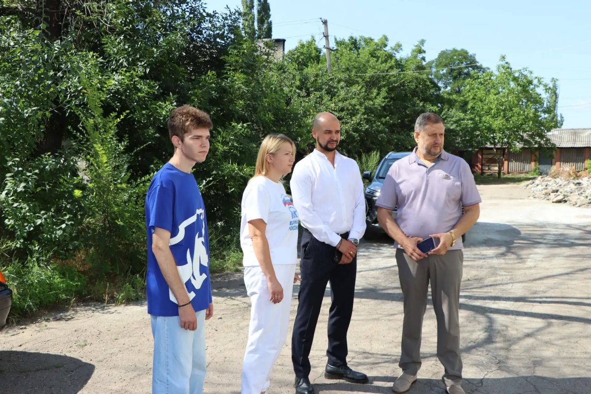Глава Лутугинского муниципального округа, секретарь Лутугинского местного отделения «Единой России» проверил ход ремонта в Сутоганском доме культуры Глава Лутугинского муниципального округа, секретарь Лутугинского местного отделения «Единой России» проверил ход ремонта в Сутоганском доме культуры