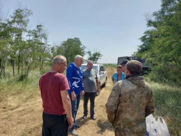 Сегодня Председатель Совета, секретарь местного отделения партии "Единая Россия" Владимир Шавлай продолжил рабочую встречу с хлеборобами нашего округа
