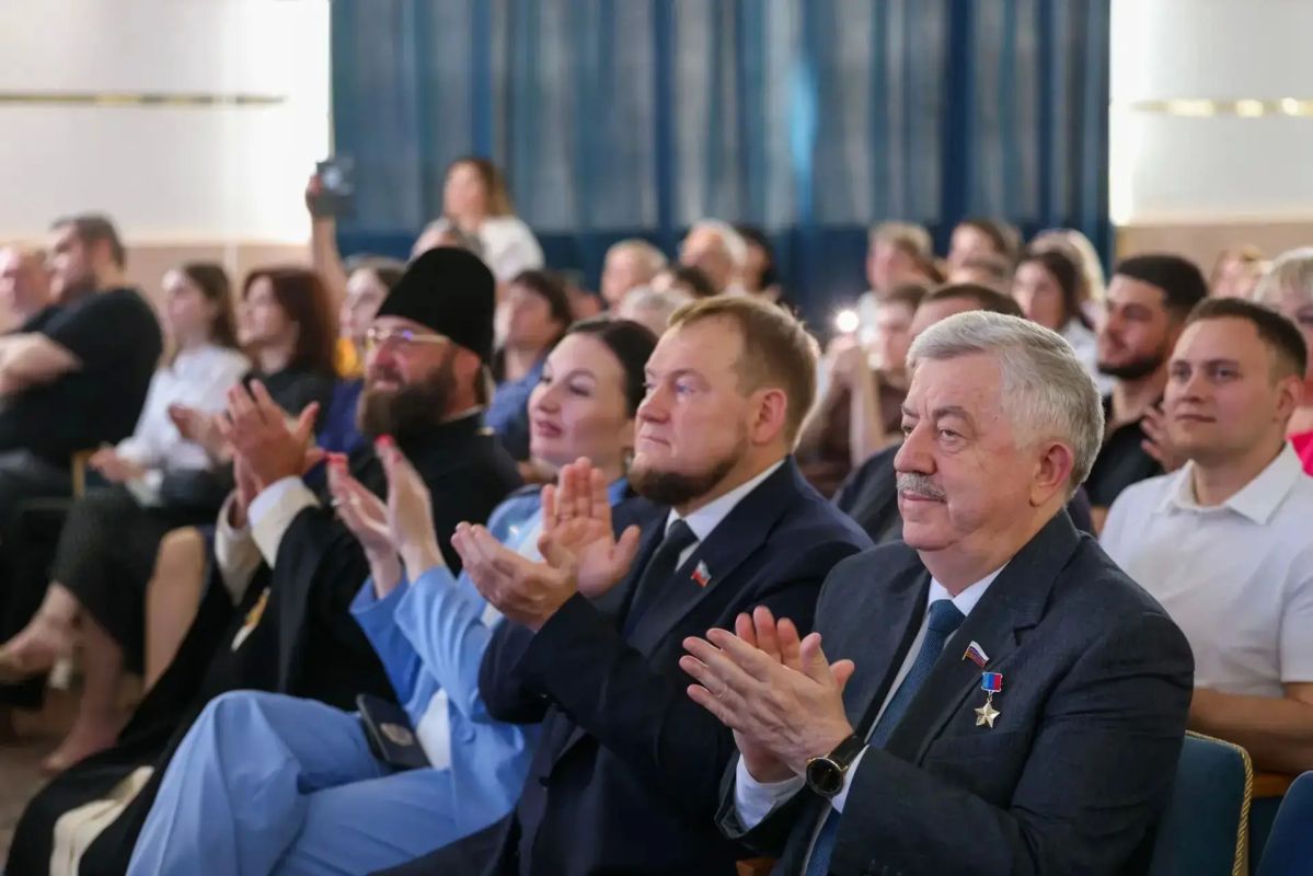 Виктор Водолацкий: Сегодня принял участие в торжественной церемонии вручения дипломов выпускникам Луганского государственного университета имени Владимира Даля Виктор Водолацкий: Сегодня принял участие в торжественной церемонии вручения дипломов выпускникам Луганского государственного университета имени Владимира Даля