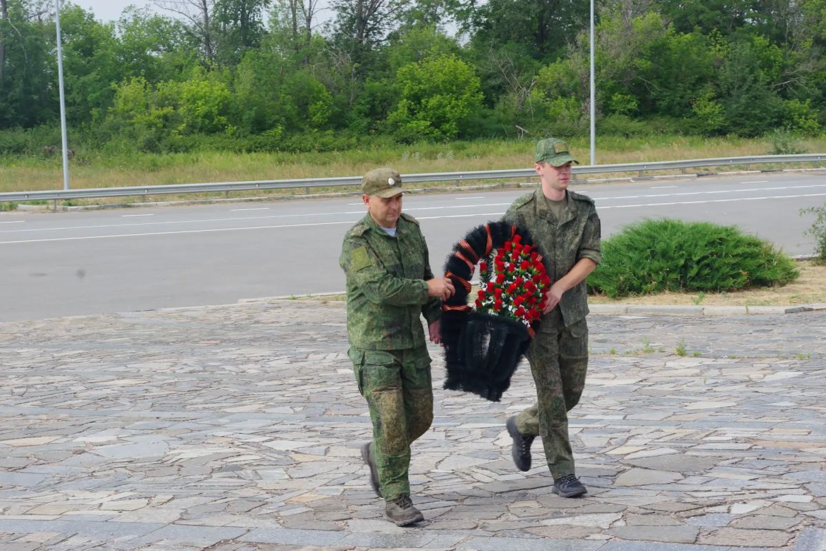 12 июля Славяносербщина отмечает 84-ю годовщину подвига младшего политрука Алексея Гордеевича Еременко — человека, ставшего символом мужества, стойкости и беззаветной преданности Родине 12 июля Славяносербщина отмечает 84-ю годовщину подвига младшего политрука Алексея Гордеевича Еременко — человека, ставшего символом мужества, стойкости и беззаветной преданности Родине