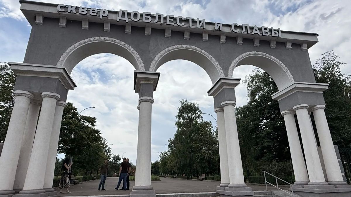 В Алчевске благоустраивают Сквер Доблести и Славы В Алчевске благоустраивают Сквер Доблести и Славы