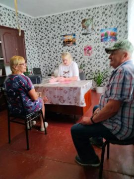 Депутат Совета городского округа города Брянка от ВПП «Единая Россия» Алла Алферова провела приём граждан в жилмассиве Вергулевка