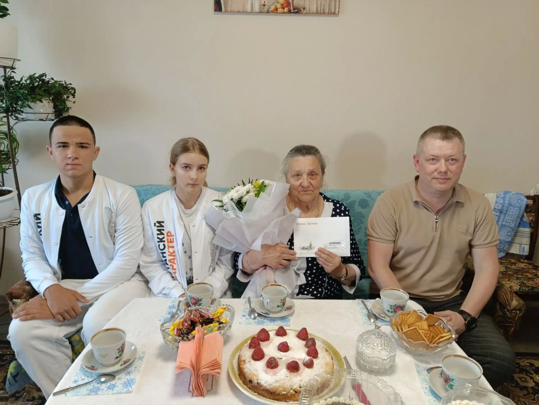 В Ровеньках поздравили с днем рождения Наталью Алексеевну Брагину Сегодня свой день рождения отмечает жительница города Ровеньки Наталья Алексеевна Брагина. В этот знаменательный день именинницу навестили почетные гости:... В Ровеньках поздравили с днем рождения Наталью Алексеевну Брагину Сегодня свой день рождения отмечает жительница города Ровеньки Наталья Алексеевна Брагина. В этот знаменательный день именинницу навестили почетные гости:...