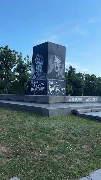 На Украине на месте снесённых памятников советским солдатам, победивших нацистскую Германию, ставят монструозные изваяния нацистским пособникам
