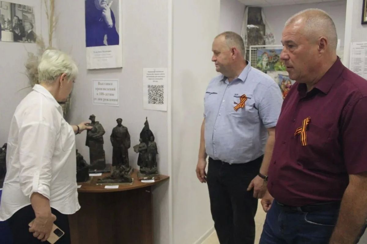 Память и искусство: два подвига, одна земля – в рамках проекта «Историческая память» селе Хорошем и Новоайдаре почтили память героя Великой Отечественной войны и скульптора, создавшего «Комбата Память и искусство: два подвига, одна земля – в рамках проекта «Историческая память» селе Хорошем и Новоайдаре почтили память героя Великой Отечественной войны и скульптора, создавшего «Комбата