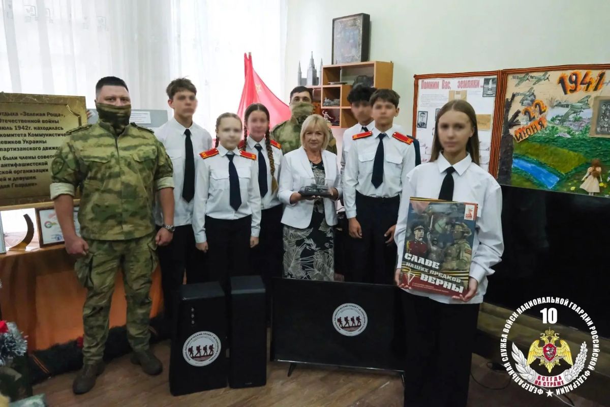 Росгвардейцы и волонтеры провели совместную гуманитарную акцию на Луганщине Росгвардейцы и волонтеры провели совместную гуманитарную акцию на Луганщине
