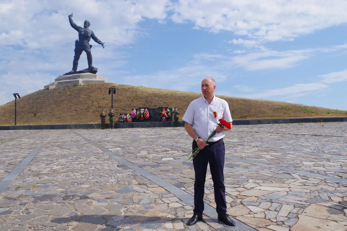 12 июля Славяносербщина отмечает 84-ю годовщину подвига младшего политрука Алексея Гордеевича Еременко — человека, ставшего символом мужества, стойкости и беззаветной преданности Родине 12 июля Славяносербщина отмечает 84-ю годовщину подвига младшего политрука Алексея Гордеевича Еременко — человека, ставшего символом мужества, стойкости и беззаветной преданности Родине