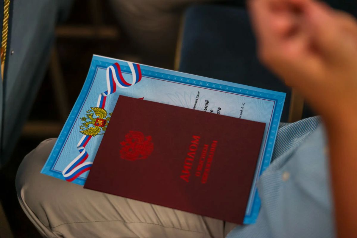 Денис Колесников принял участие в торжественной церемонии вручения дипломов в университете имени Даля Денис Колесников принял участие в торжественной церемонии вручения дипломов в университете имени Даля