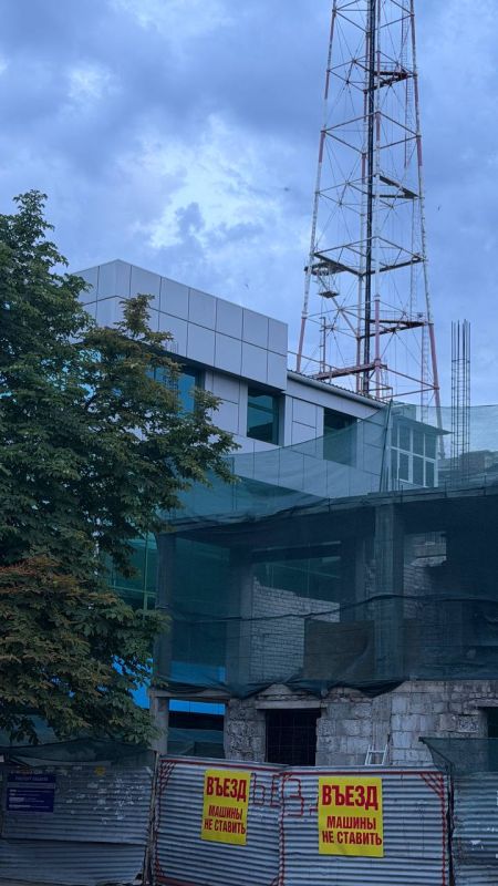 Похоже, недострой на углу Демехина в Луганске, наконец-то, обретет новую жизнь Похоже, недострой на углу Демехина в Луганске, наконец-то, обретет новую жизнь