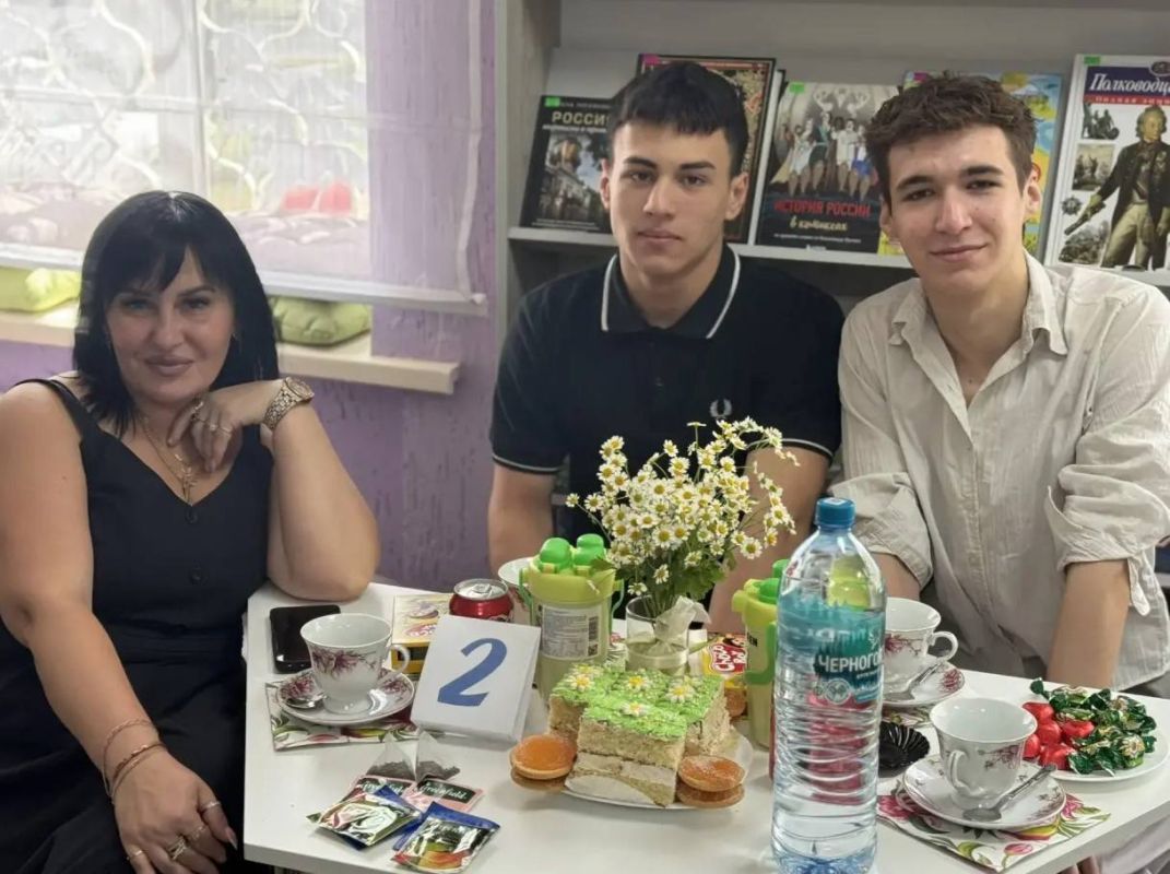 Большая семья добрых дел. Праздником, который согрел сердца, напомнив о самом главном — о любви, взаимной поддержке и добрых традициях, стал День семьи, любви и верности для участников «Семейного совета» общественников... Большая семья добрых дел. Праздником, который согрел сердца, напомнив о самом главном — о любви, взаимной поддержке и добрых традициях, стал День семьи, любви и верности для участников «Семейного совета» общественников...